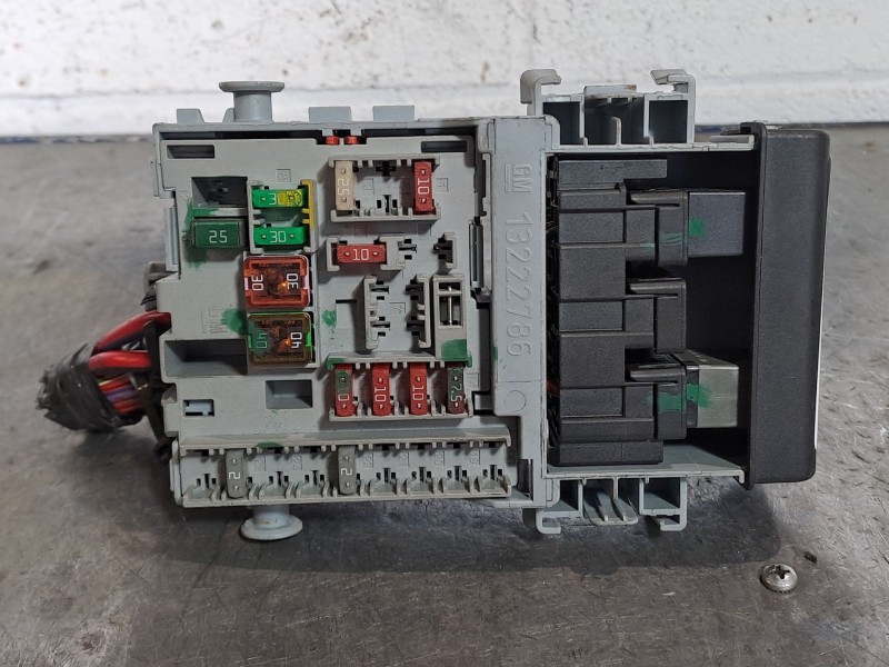 Recambio de caja reles fusibles para opel insignia berlina expression referencia OEM IAM 13222786  