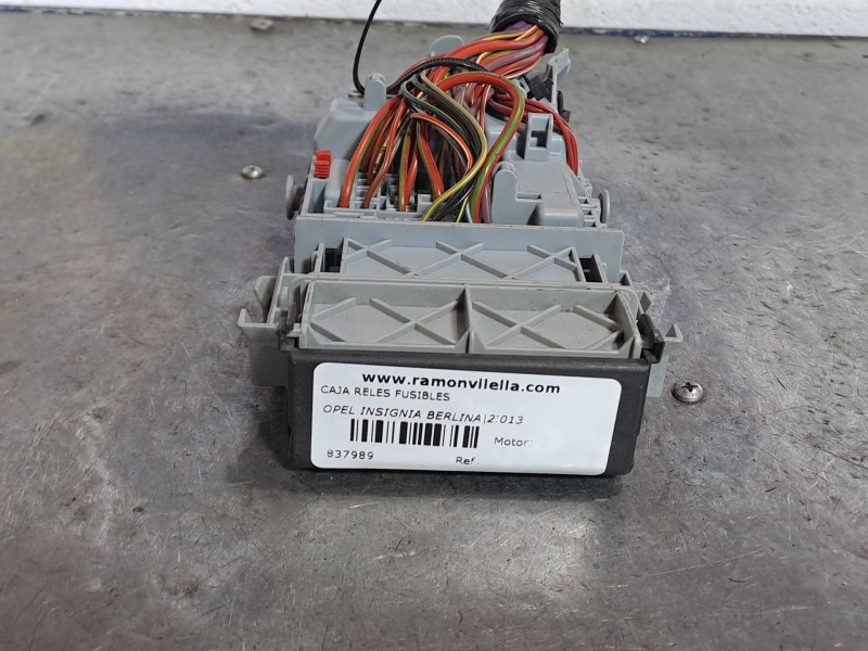 Recambio de caja reles fusibles para opel insignia berlina expression referencia OEM IAM 13222786  