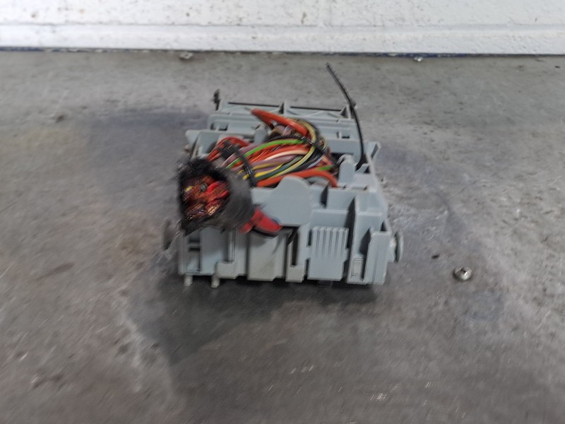 Recambio de caja reles fusibles para opel insignia berlina expression referencia OEM IAM 13222786  