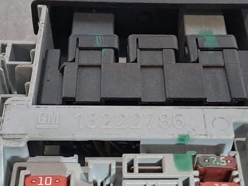 Recambio de caja reles fusibles para opel insignia berlina expression referencia OEM IAM 13222786  