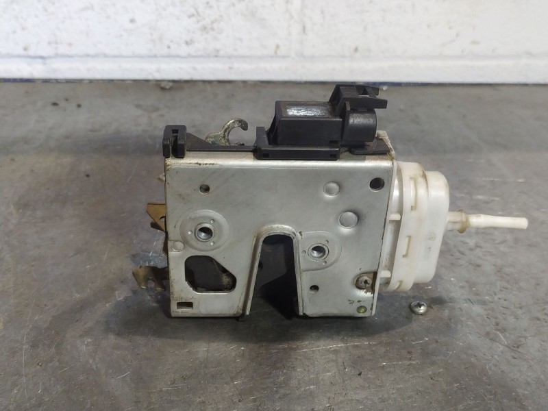 Recambio de cerradura puerta delantera izquierda para audi a4 1.8 t referencia OEM IAM   