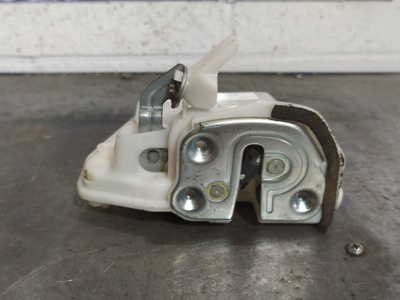 Recambio de cerradura puerta trasera izquierda para mazda 6 2.2 de 163 sportive referencia OEM IAM   