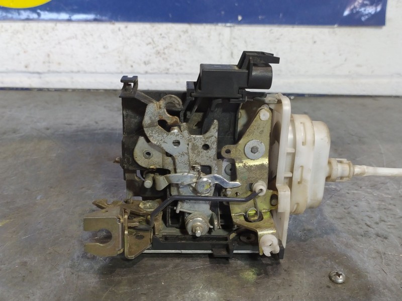 Recambio de cerradura puerta delantera derecha para audi a4 berlina (b5) 1.8 referencia OEM IAM 4D1837016D  