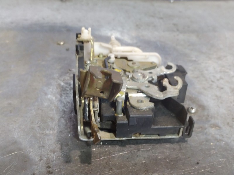 Recambio de cerradura puerta delantera izquierda para audi a4 berlina (b5) 1.8 referencia OEM IAM 8D1837015F  