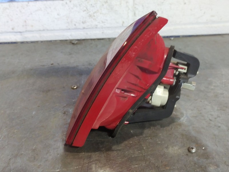 Recambio de piloto porton derecho para audi a5 2.0 tfsi 211 referencia OEM IAM 8T0945094  