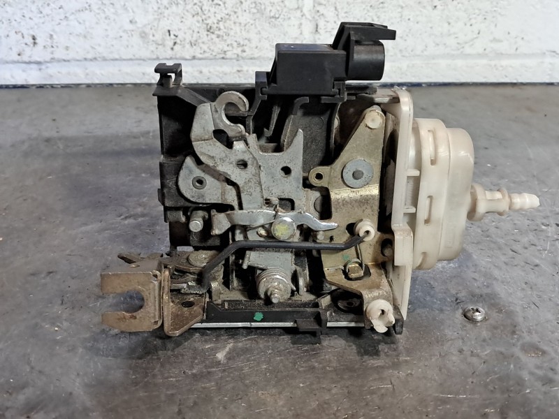 Recambio de cerradura puerta delantera derecha para audi a4 berlina (b5) 1.9 tdi referencia OEM IAM 4D1837016D  