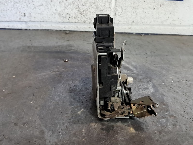 Recambio de cerradura puerta delantera derecha para audi a4 berlina (b5) 1.9 tdi referencia OEM IAM 4D1837016D  