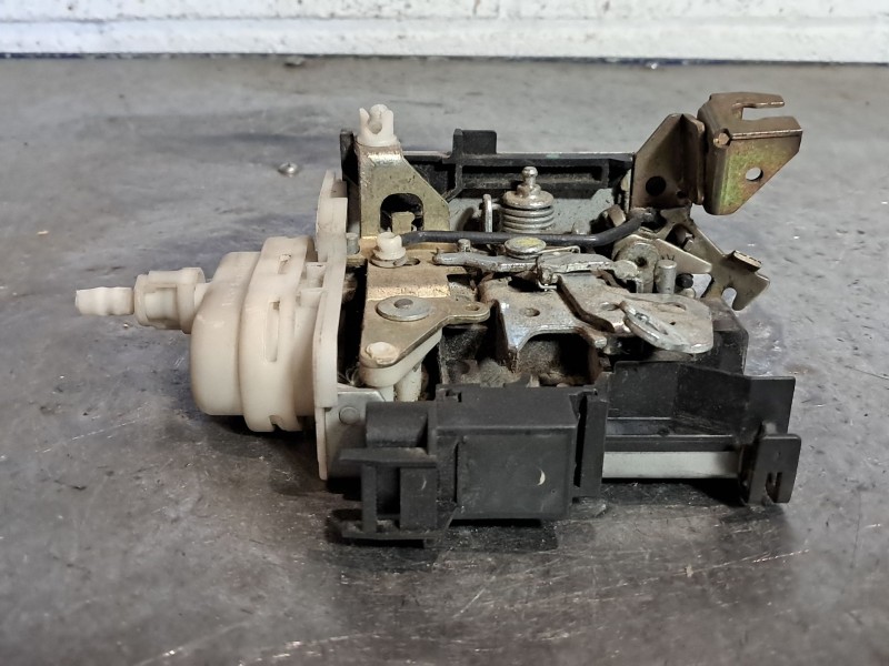 Recambio de cerradura puerta delantera derecha para audi a4 berlina (b5) 1.9 tdi referencia OEM IAM 4D1837016D  