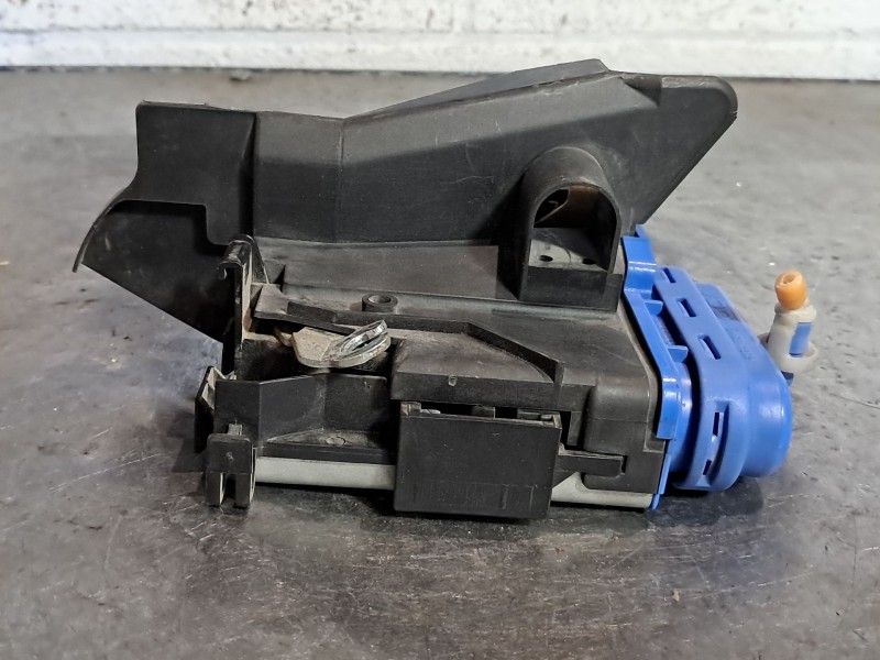 Recambio de cerradura puerta trasera izquierda para audi a4 berlina (b5) 1.9 tdi referencia OEM IAM   