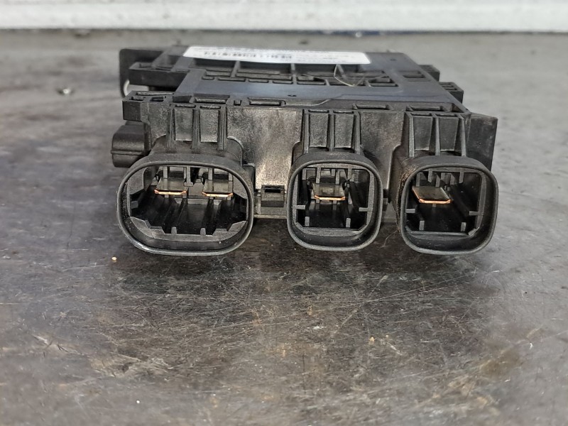 Recambio de caja reles fusibles para renault megane iii berlina 5 p dynamique referencia OEM IAM 243800011R  