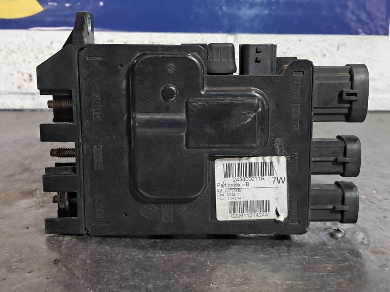 Recambio de caja reles fusibles para renault megane iii berlina 5 p dynamique referencia OEM IAM 243800011R  