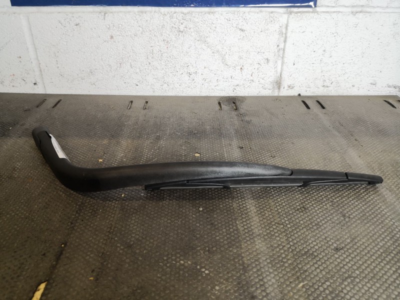 Recambio de brazo limpia trasero para toyota yaris (ncp1/nlp1/scp1) 1.3 16v cat referencia OEM IAM   