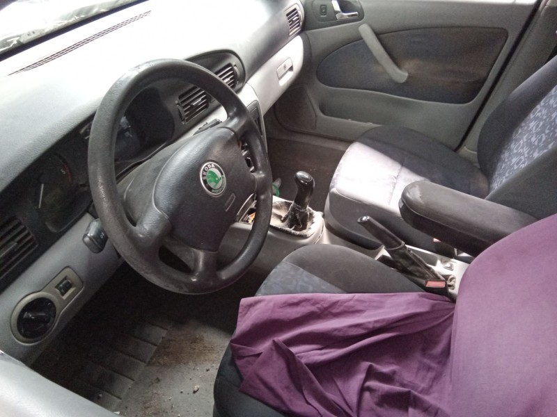 skoda octavia berlina (1u2) del año 1999