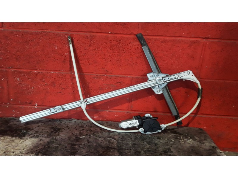 Recambio de elevalu. delan. izquierdo para nissan interstar 2.5dci 100 basic l1h1 2.800 referencia OEM IAM   