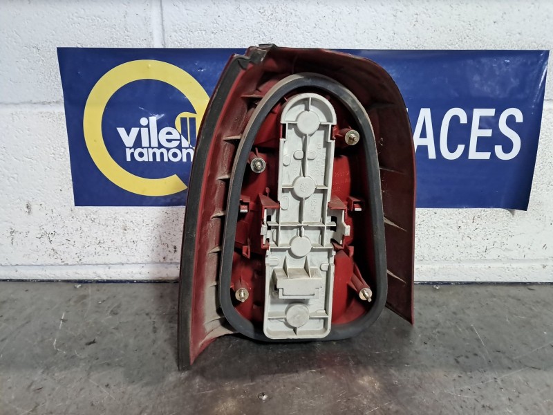 Recambio de piloto trasero derecho para audi a4 2.5 tdi referencia OEM IAM   