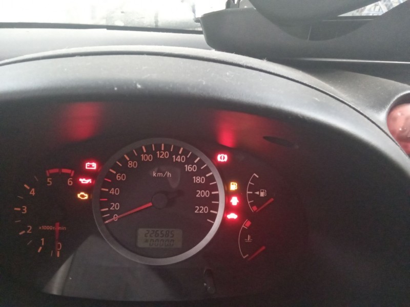 nissan almera tino (v10m) del año 2004