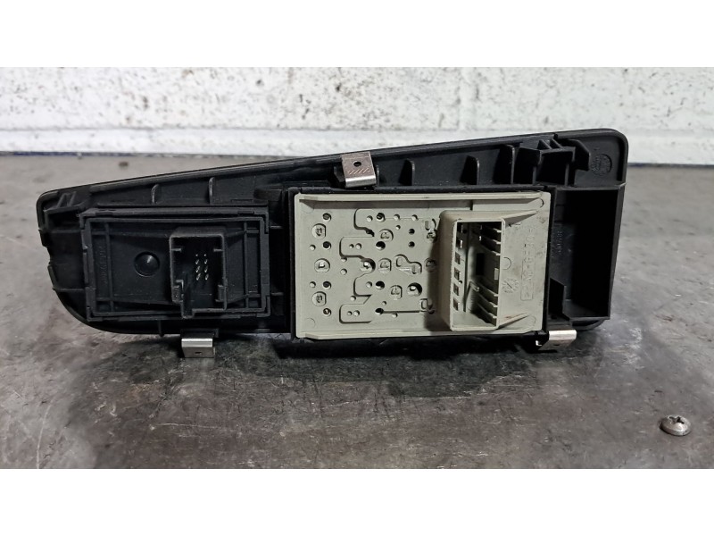 Recambio de mando elevalunas delantero izquierdo para fiat punto (199)  | ...  | ... referencia OEM IAM 735380444  