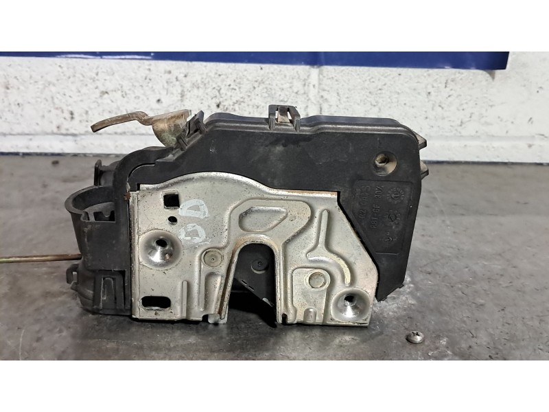 Recambio de cerradura puerta delantera derecha para mercedes clase c (w203) berlina referencia OEM IAM   