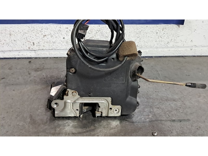 Recambio de cerradura puerta delantera derecha para mercedes clase c (w203) berlina referencia OEM IAM   