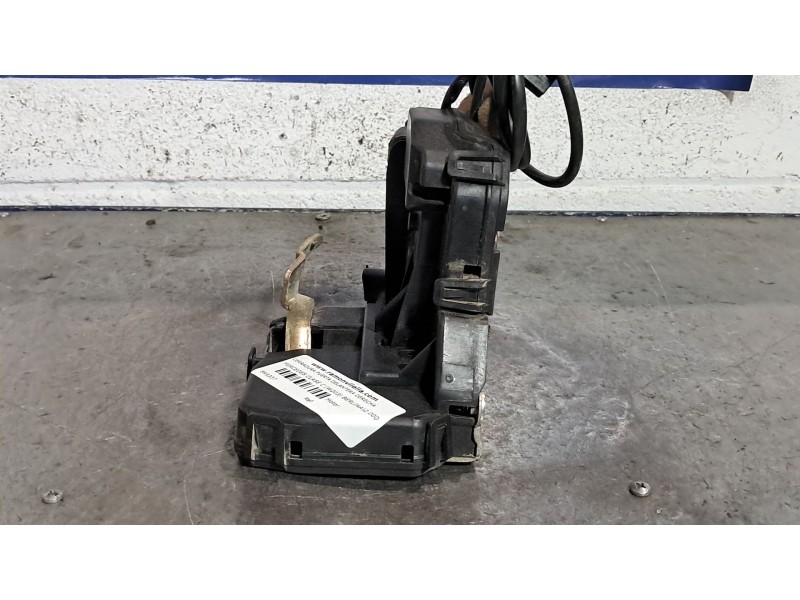 Recambio de cerradura puerta delantera derecha para mercedes clase c (w203) berlina referencia OEM IAM   