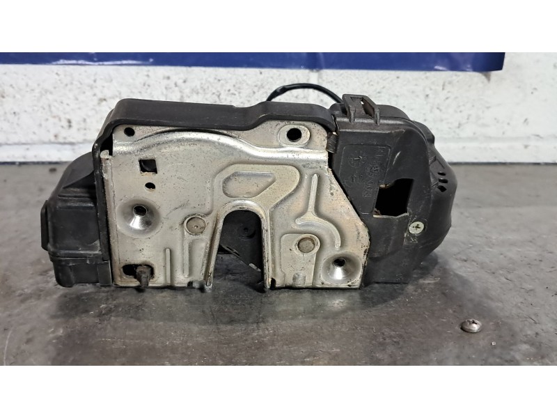 Recambio de cerradura puerta trasera derecha para mercedes clase c (w203) berlina referencia OEM IAM   