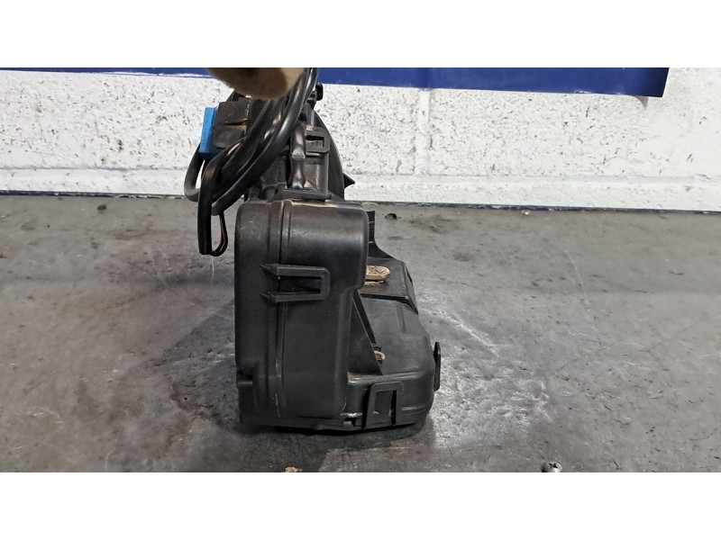 Recambio de cerradura puerta trasera izquierda para mercedes clase c (w203) berlina referencia OEM IAM   