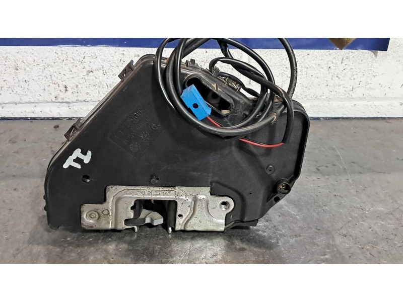 Recambio de cerradura puerta trasera izquierda para mercedes clase c (w203) berlina referencia OEM IAM   