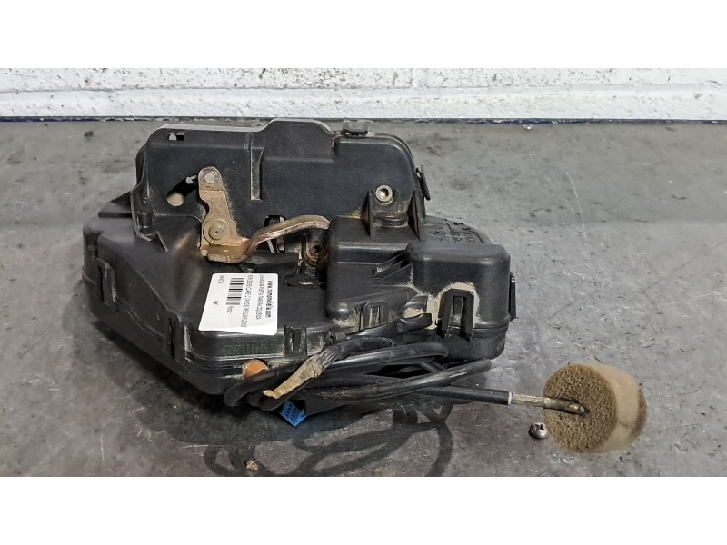 Recambio de cerradura puerta trasera izquierda para mercedes clase c (w203) berlina referencia OEM IAM   