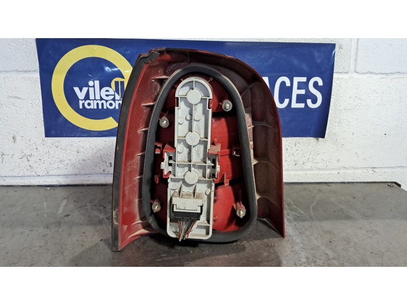 Recambio de piloto trasero derecho para audi a4 2.5 tdi referencia OEM IAM   