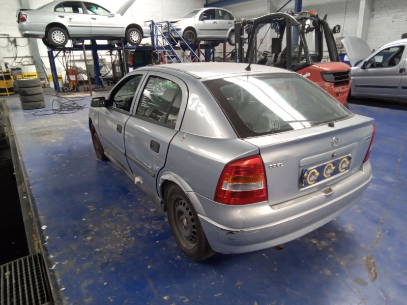 opel astra g berlina del año 2000