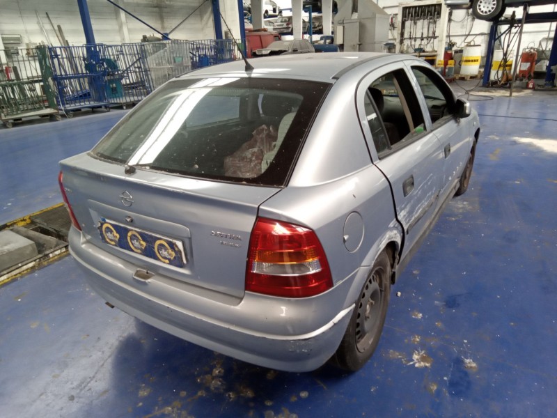 opel astra g berlina del año 2000