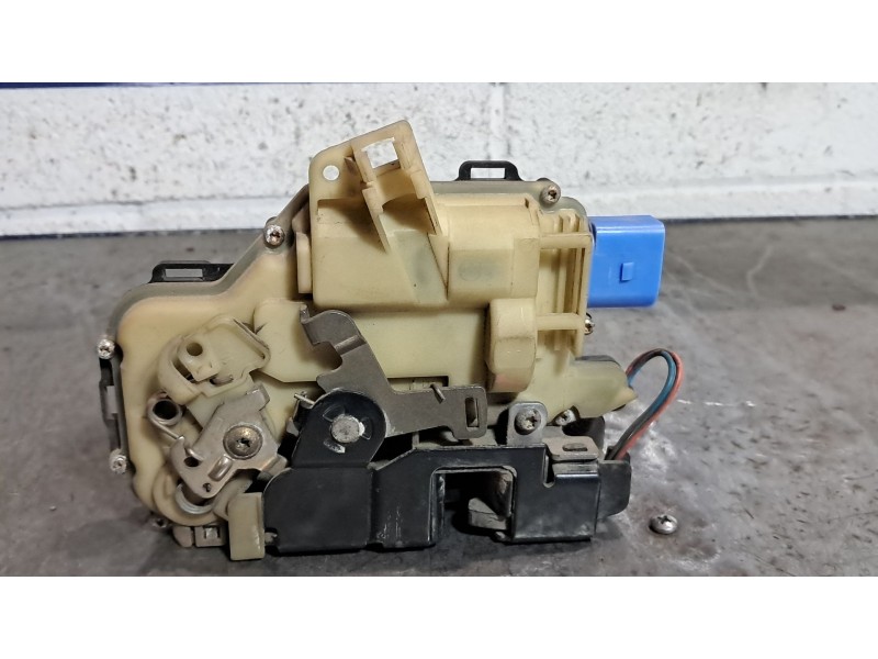 Recambio de cerradura puerta delantera izquierda para seat ibiza (6l1) 1.4 16v referencia OEM IAM 3B1837015AM  