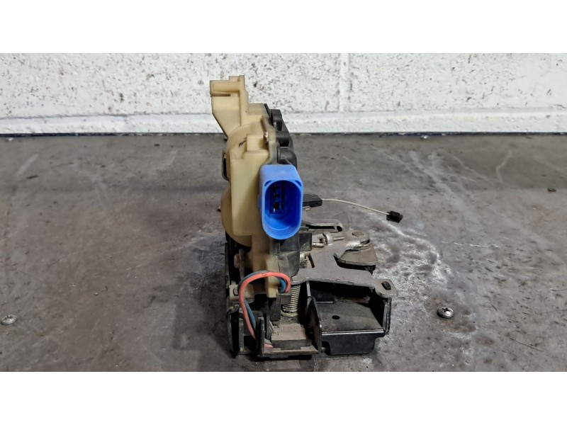 Recambio de cerradura puerta delantera izquierda para seat ibiza (6l1) 1.4 16v referencia OEM IAM 3B1837015AM  