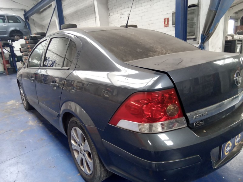 opel astra h berlina del año 2008