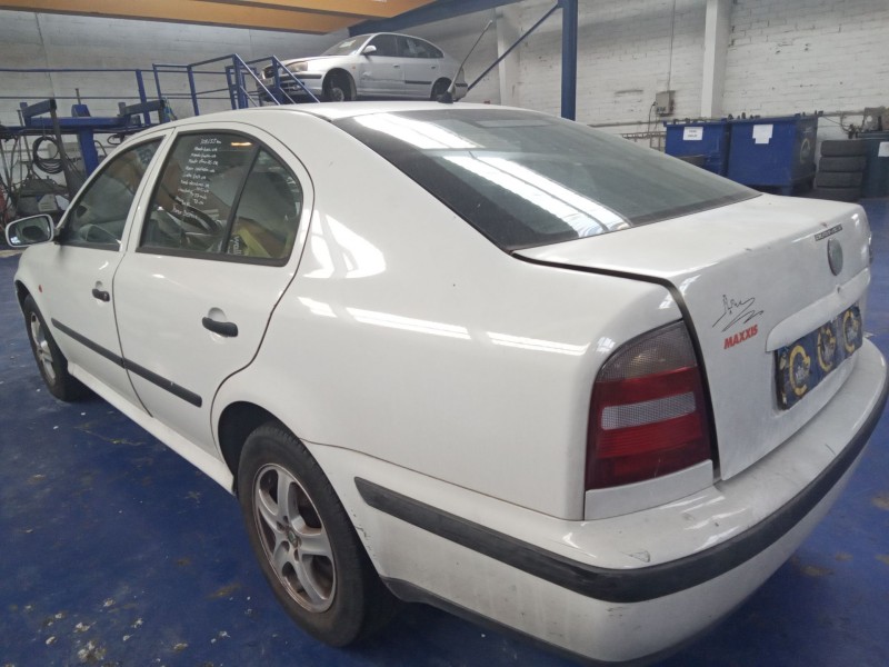 skoda octavia berlina (1u2) del año 2000