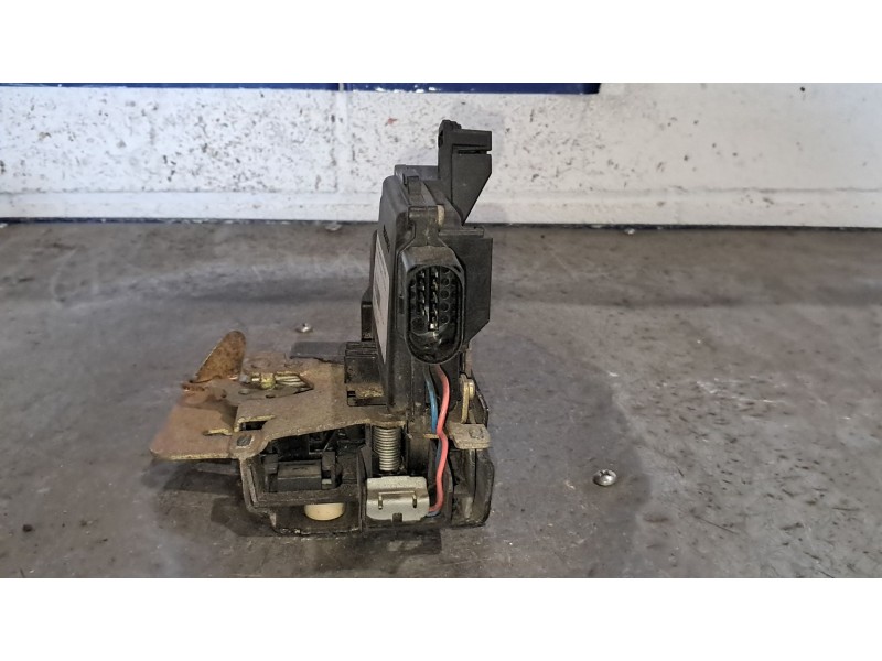 Recambio de cerradura puerta delantera derecha para audi a6 2.4 referencia OEM IAM   