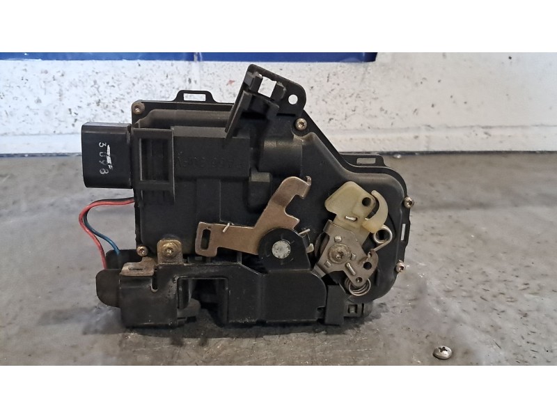 Recambio de cerradura puerta delantera derecha para audi a6 2.4 referencia OEM IAM   