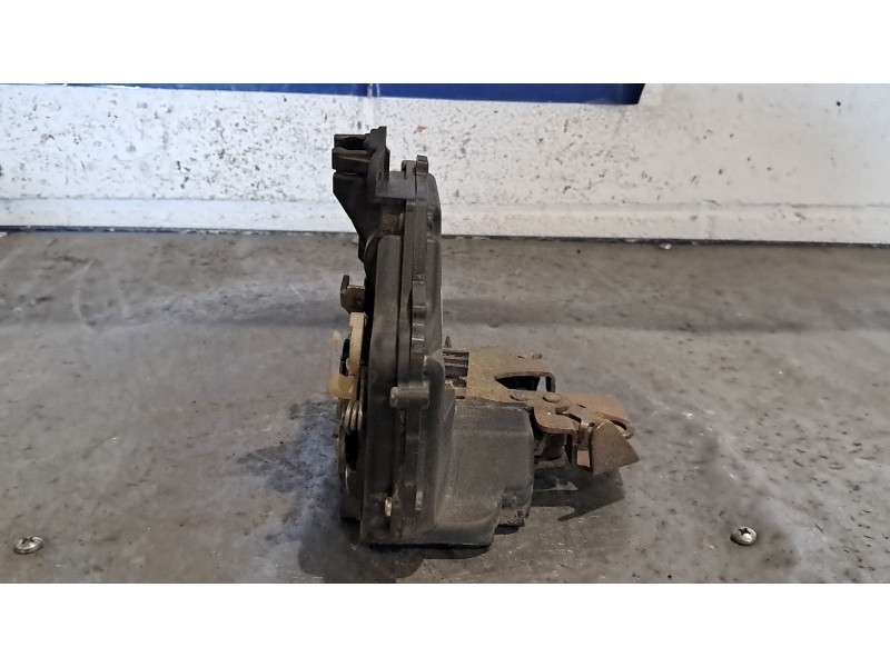 Recambio de cerradura puerta delantera derecha para audi a6 2.4 referencia OEM IAM   