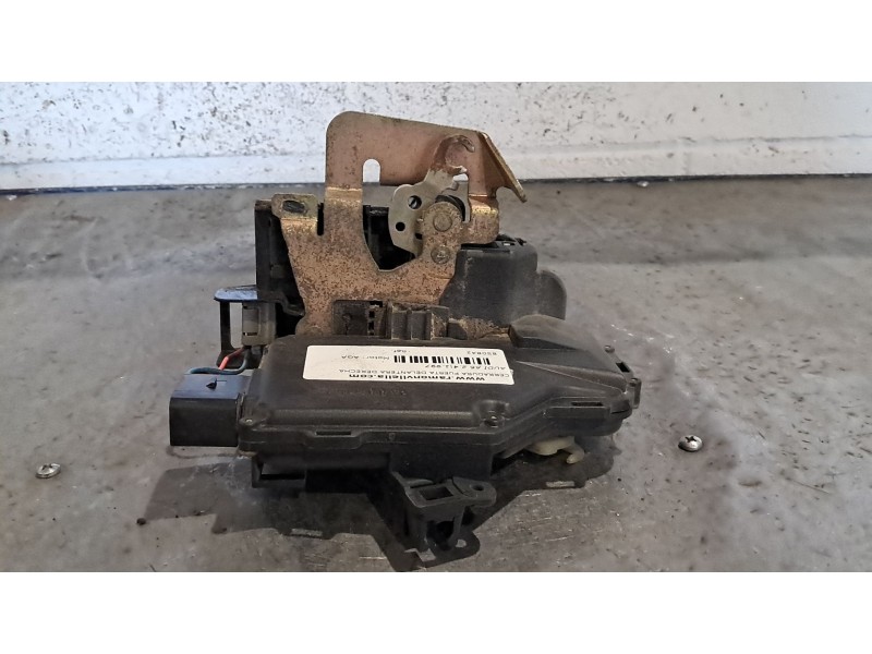 Recambio de cerradura puerta delantera derecha para audi a6 2.4 referencia OEM IAM   
