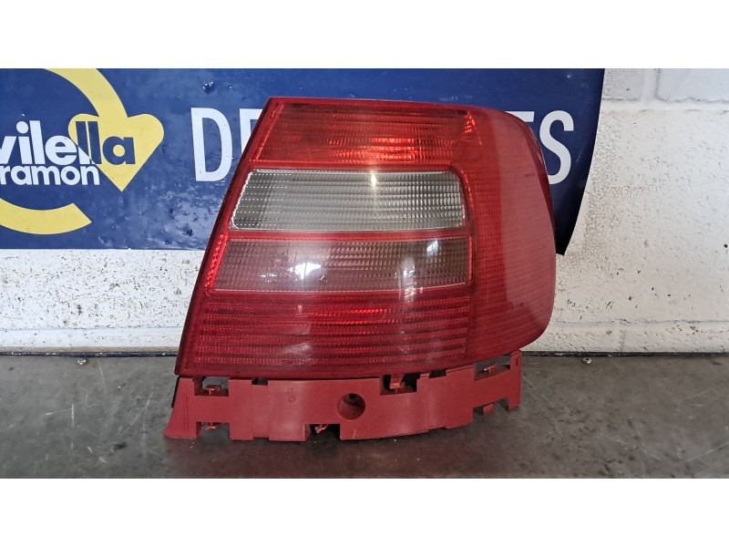 Recambio de piloto trasero derecho para audi a4 1.8 referencia OEM IAM   