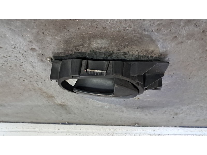 Recambio de maneta interior delantera derecha para peugeot 207 1.4 hdi referencia OEM IAM   