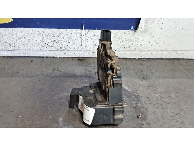 Recambio de cerradura puerta trasera izquierda para ford kuga (cbv) titanium referencia OEM IAM 8V4AS26413EA  