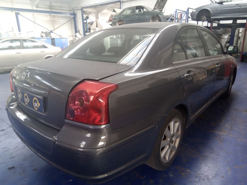 toyota avensis berlina (t25) del año 2004