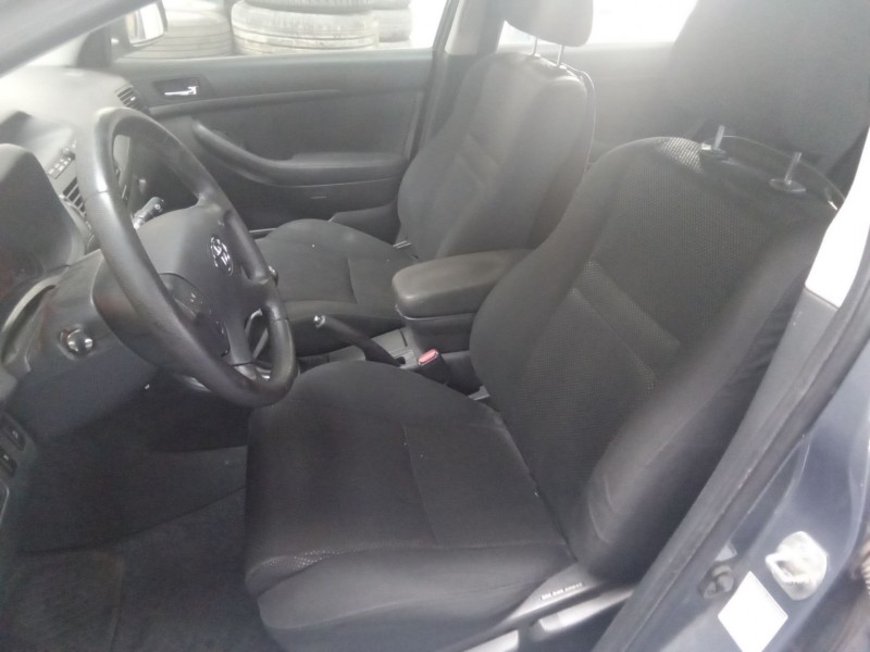 toyota avensis berlina (t25) del año 2004