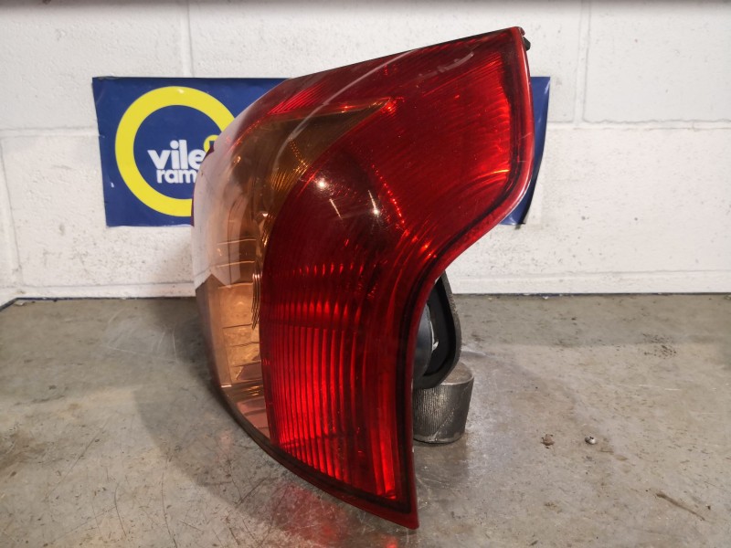 Recambio de piloto trasero derecho para toyota corolla (e12) 2.0 d-4d linea sol berlina referencia OEM IAM   