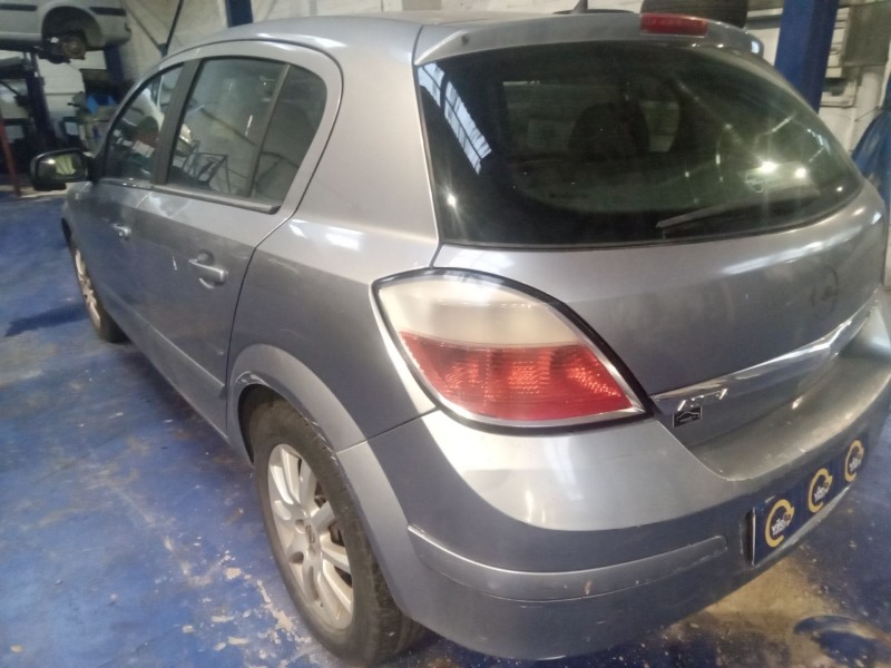 opel astra h berlina del año 2004