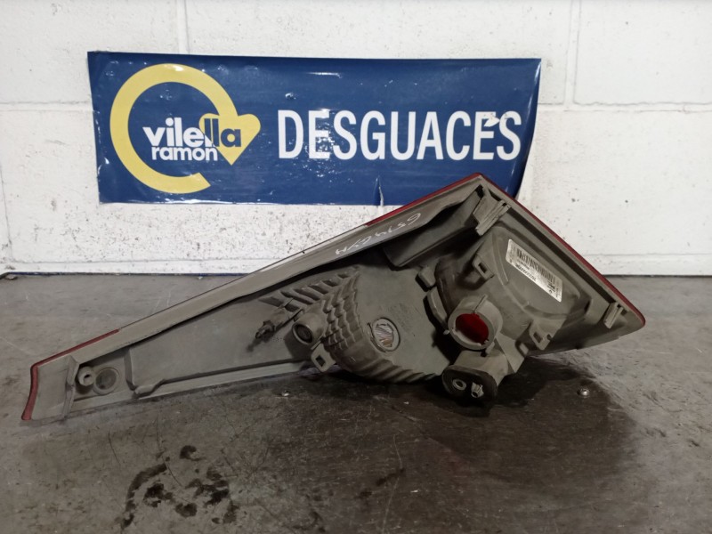 Recambio de piloto porton izquierdo para renault megane iii berlina 5 p dynamique referencia OEM IAM 265550009R  