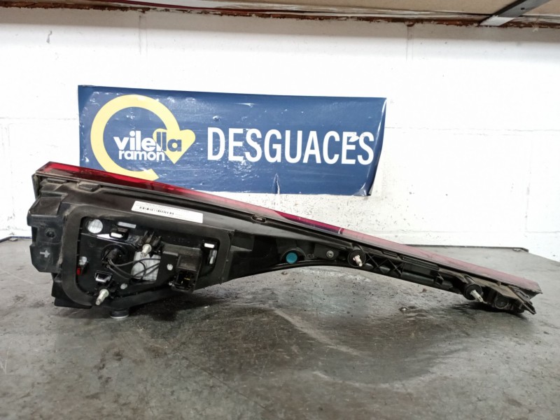 Recambio de piloto porton derecho para renault megane referencia OEM IAM 265506075R  