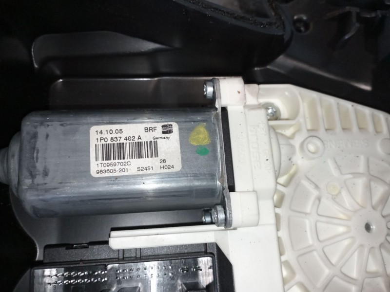Recambio de elevalunas delantero derecho para seat leon (1p1) reference referencia OEM IAM 1P0837402A  