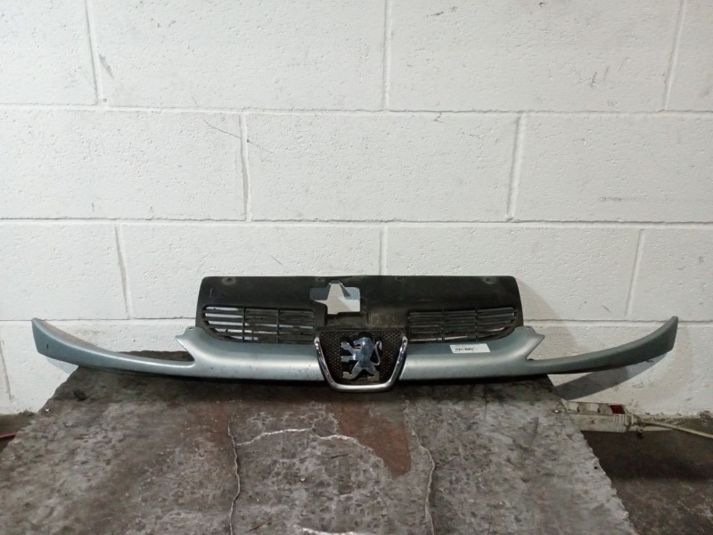 Recambio de rejilla delantera para peugeot 206 berlina xr referencia OEM IAM   